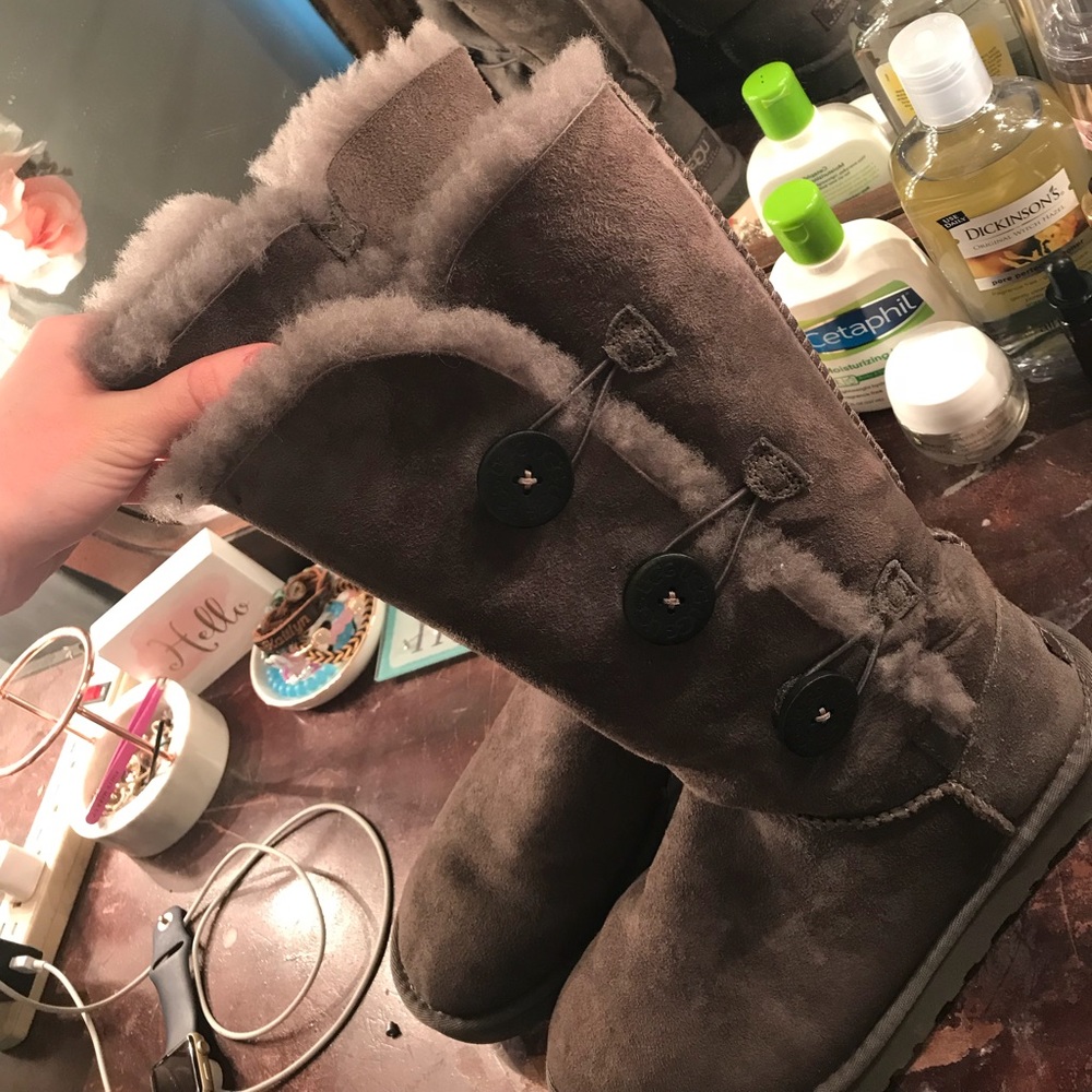 grey bailey button uggs